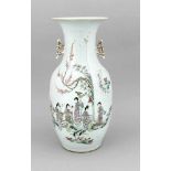 Famille-Rose-Baluster-Vase, China, 19. Jh., polychrome Aufglasur-Malerei mit Frauen imhäuslichen