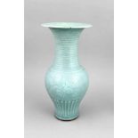 Seladonfarbene Baluster-Vase, Japan/China?, Alter unbekannt. Im Stil klassischerLongquan-Formen