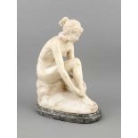 Paul Philippe (1870-1930), frz. Bildhauer des Jugendstil, sitzender Akt eine Sandalebindend,