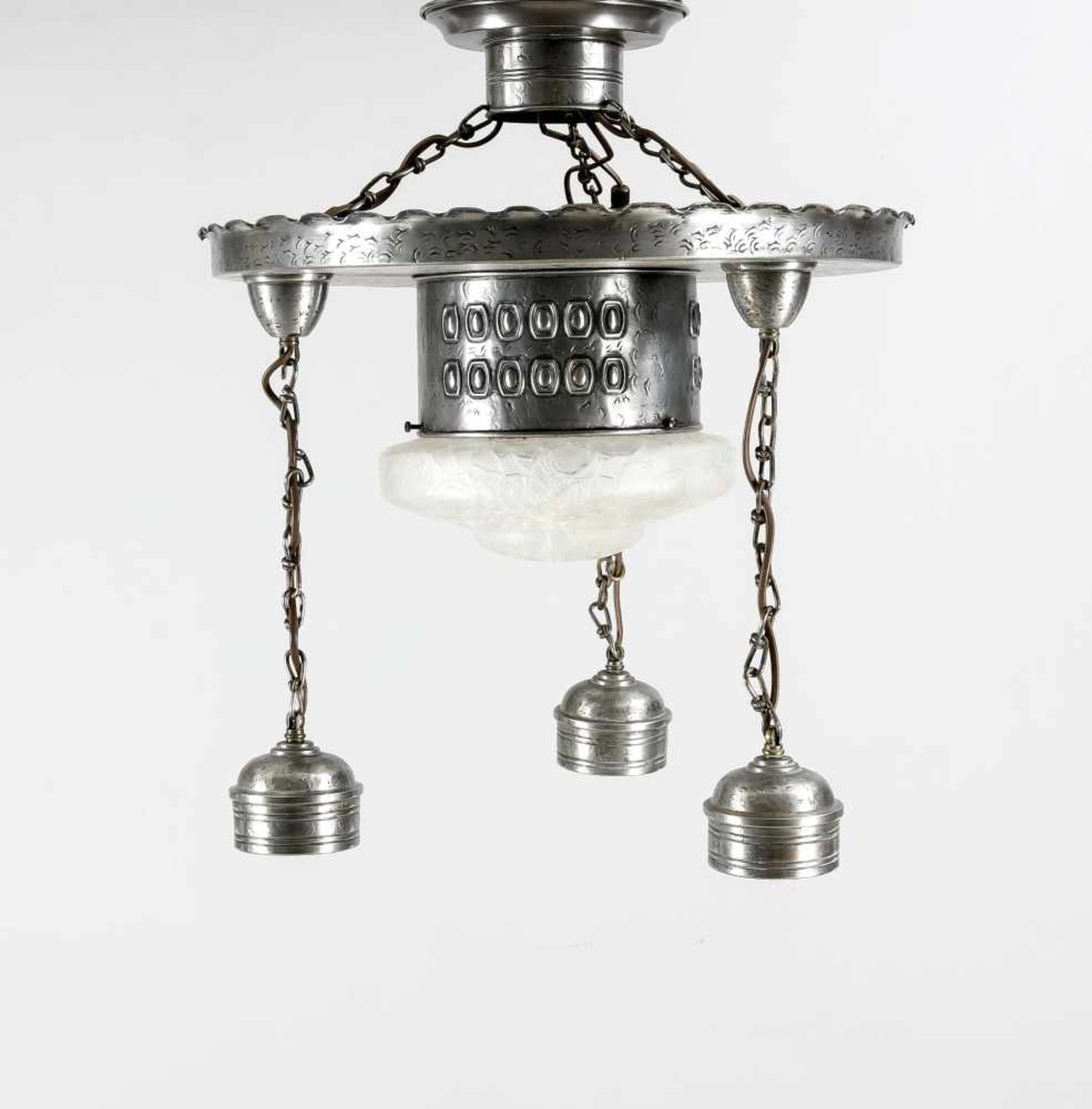 Art and Crafts-Deckenlampe um 1920, geprägtes Eisenblechgestell mit drei Lampenfassungenan Ketten,