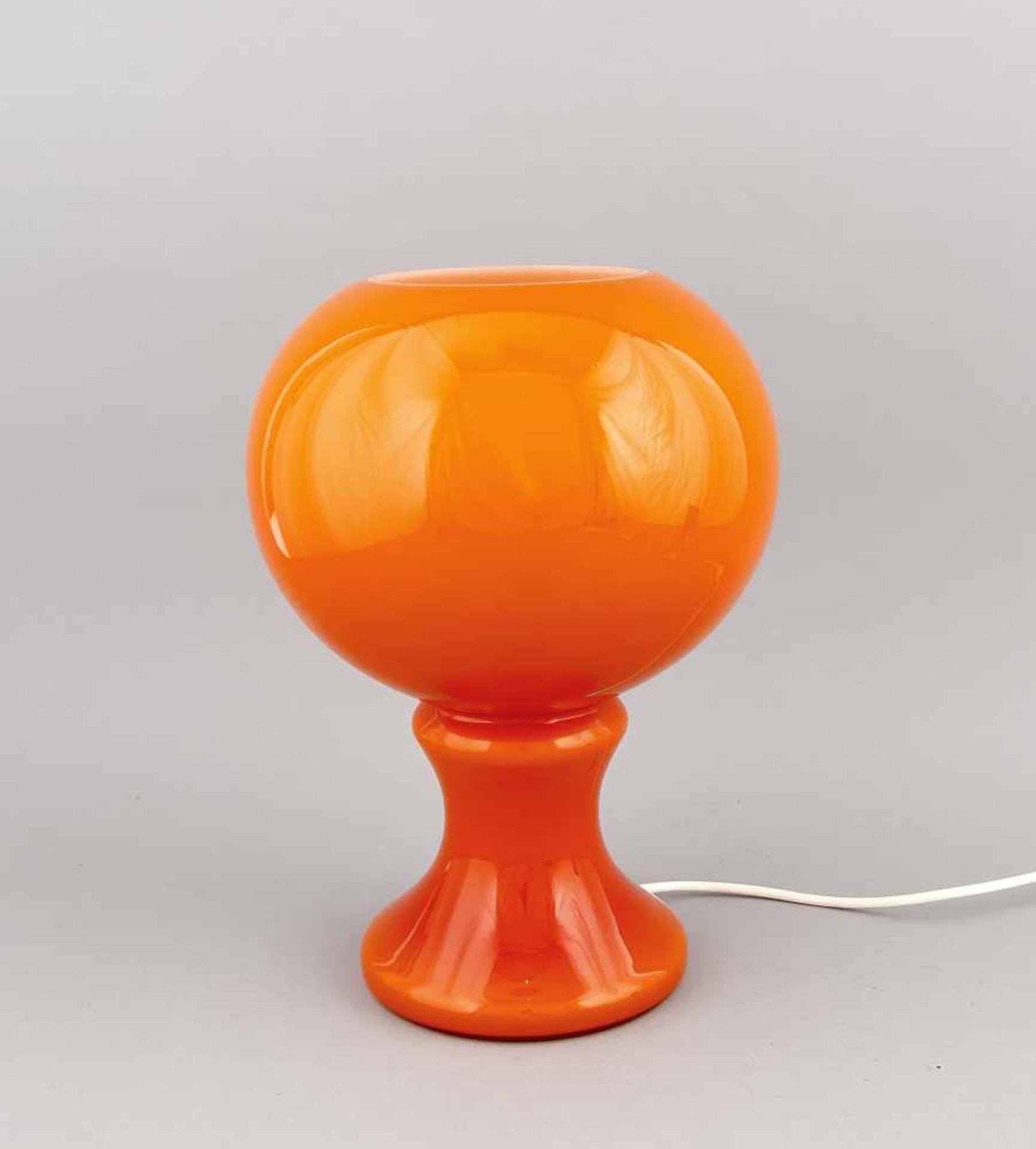 Tischlampe, Deutschland?, 1970er Jahre, orangener Glaskorpus mit rundem, leichtbalustriertem Fuß.