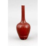 Kleine Vase mit "Peachbloom"-Glasur, China, wohl 19. Jh., leicht geschulterte Form mitlanggezogenem,