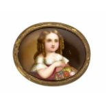 Brosche vergoldet um 1900 mit einer ovalen Porzellan-Malerei, Mädchenbüste, 66 x 55 mm,28,0