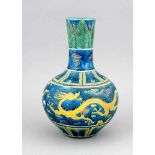 Flaschenvase im Fahua-Stil, China, 20. Jh., Reliefdekor mit zwei gelben Drachen vor blauemFond,