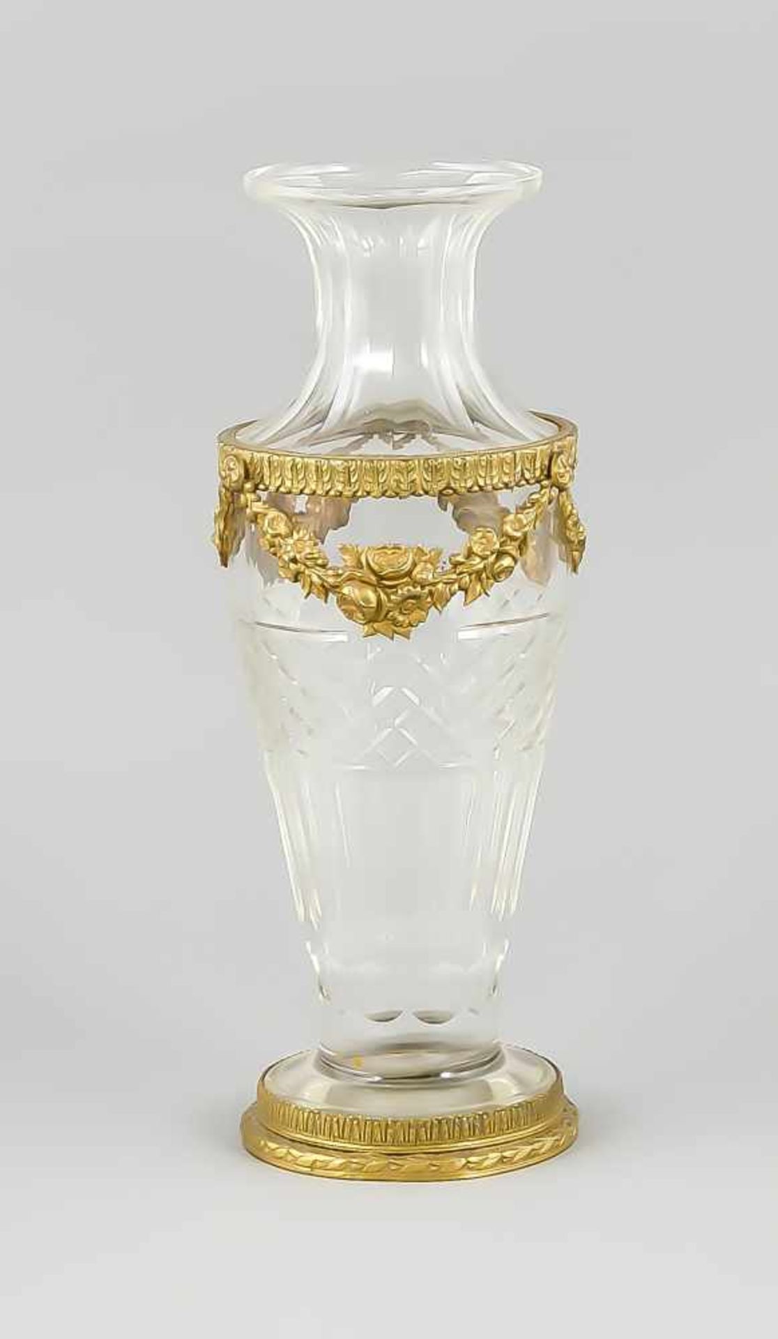 Vase mit Montage, 20. Jh., runder Stand, konischer Korpus, geschweifter Hals, klares Glasmit