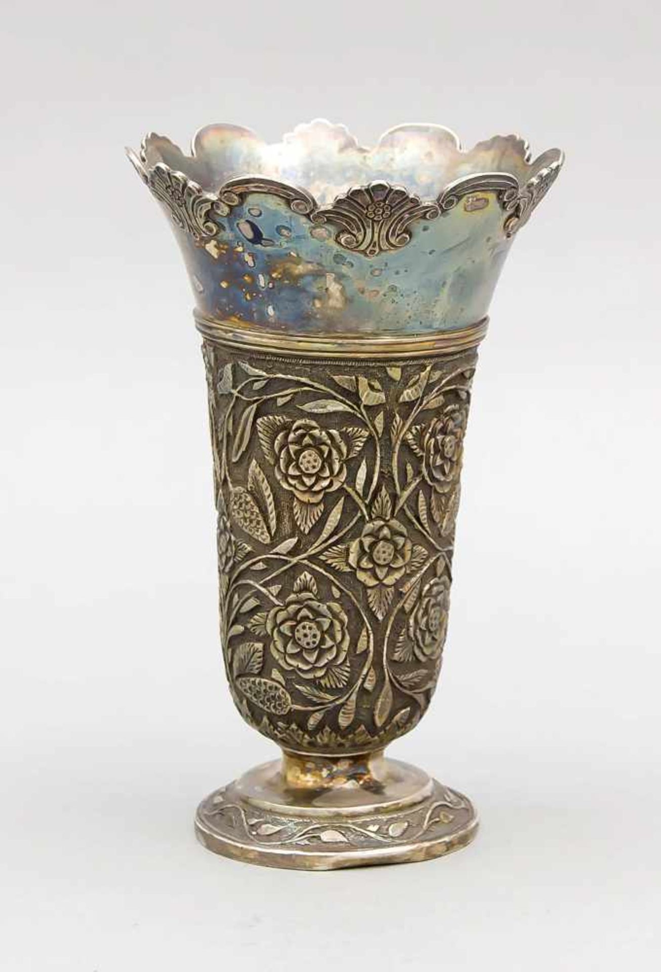 Vase, wohl Orient, 20. Jh., runder, gewölbter Stand (gedellt), kurzer Schaft, konischerKorpus,