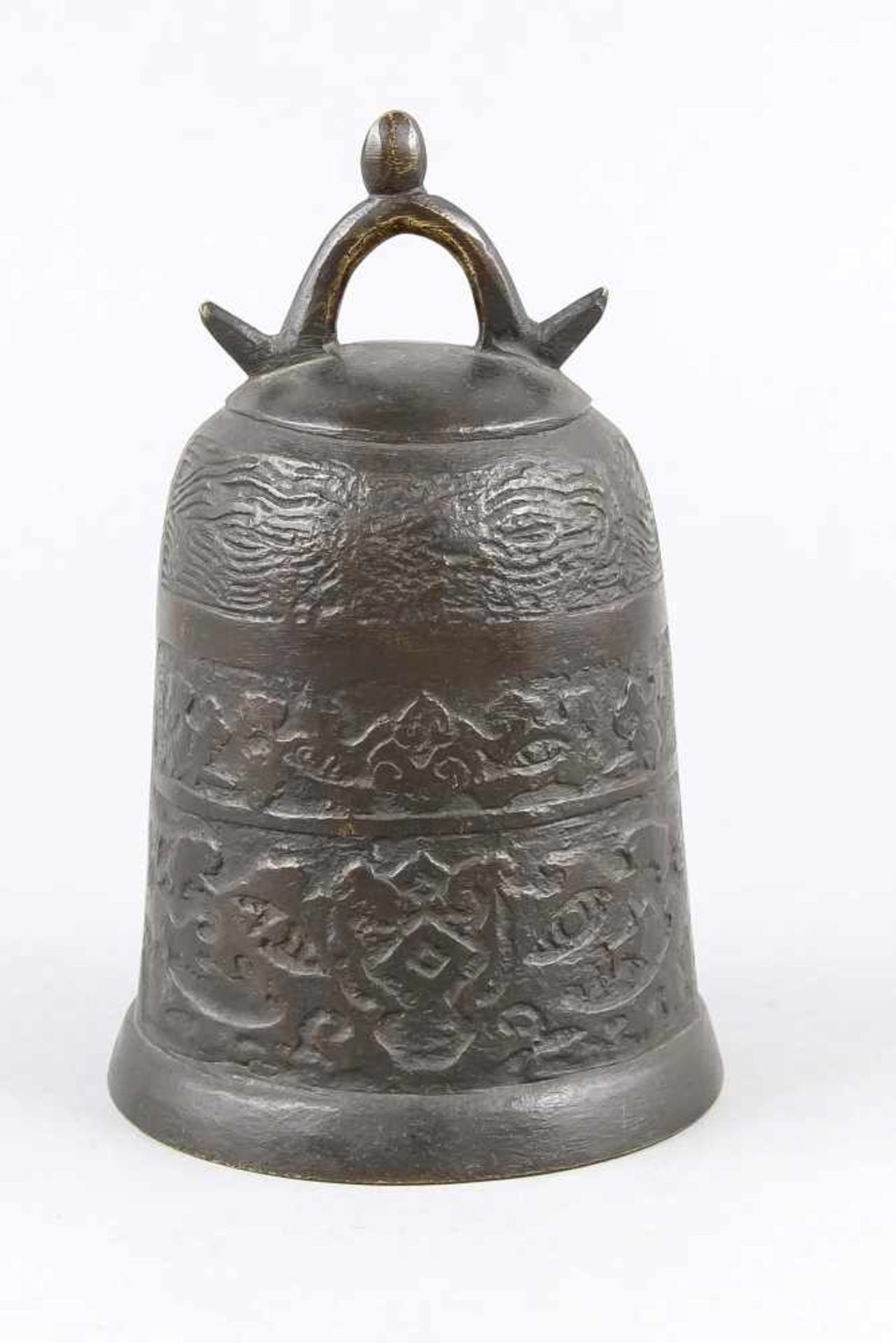 Bronze-Glocke, China, 19. Jh., Glockenkorpus unterteilt in 3 Ornamentfriese imarchaisierenden - Bild 2 aus 2