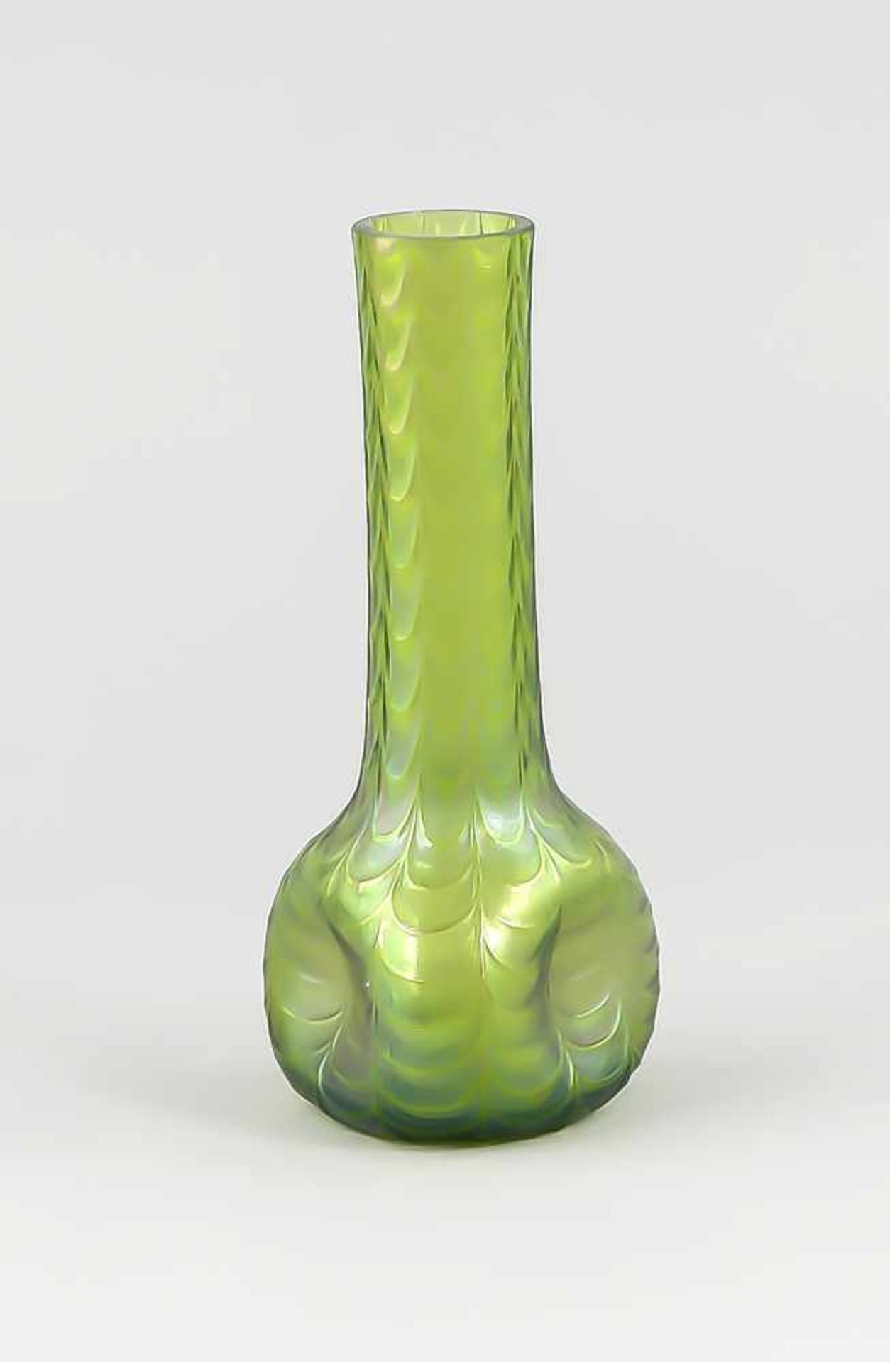 Vase, Böhmen, um 1900/10, grünes Glas, violett-blau irisierend, gedrückte Dreiecksform,umlaufend