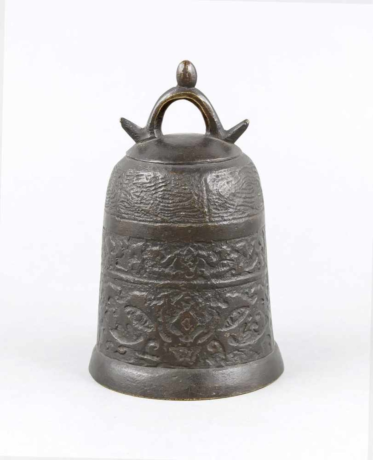 Bronze-Glocke, China, 19. Jh., Glockenkorpus unterteilt in 3 Ornamentfriese imarchaisierenden