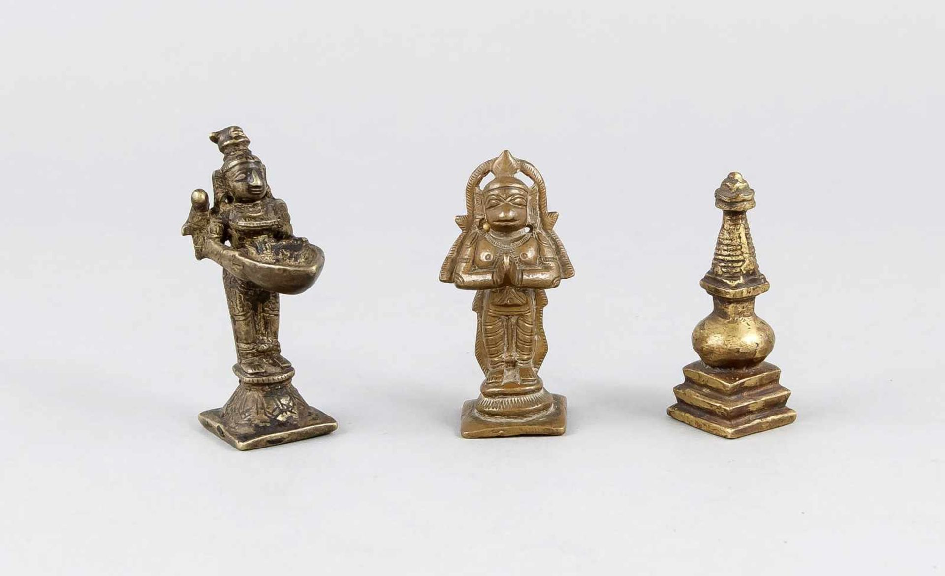 Drei kleine Bronzen, Indien, 19. Jh., Shiva (eine Ölschale haltend), Hanuman und eineStupa. H. 7 -