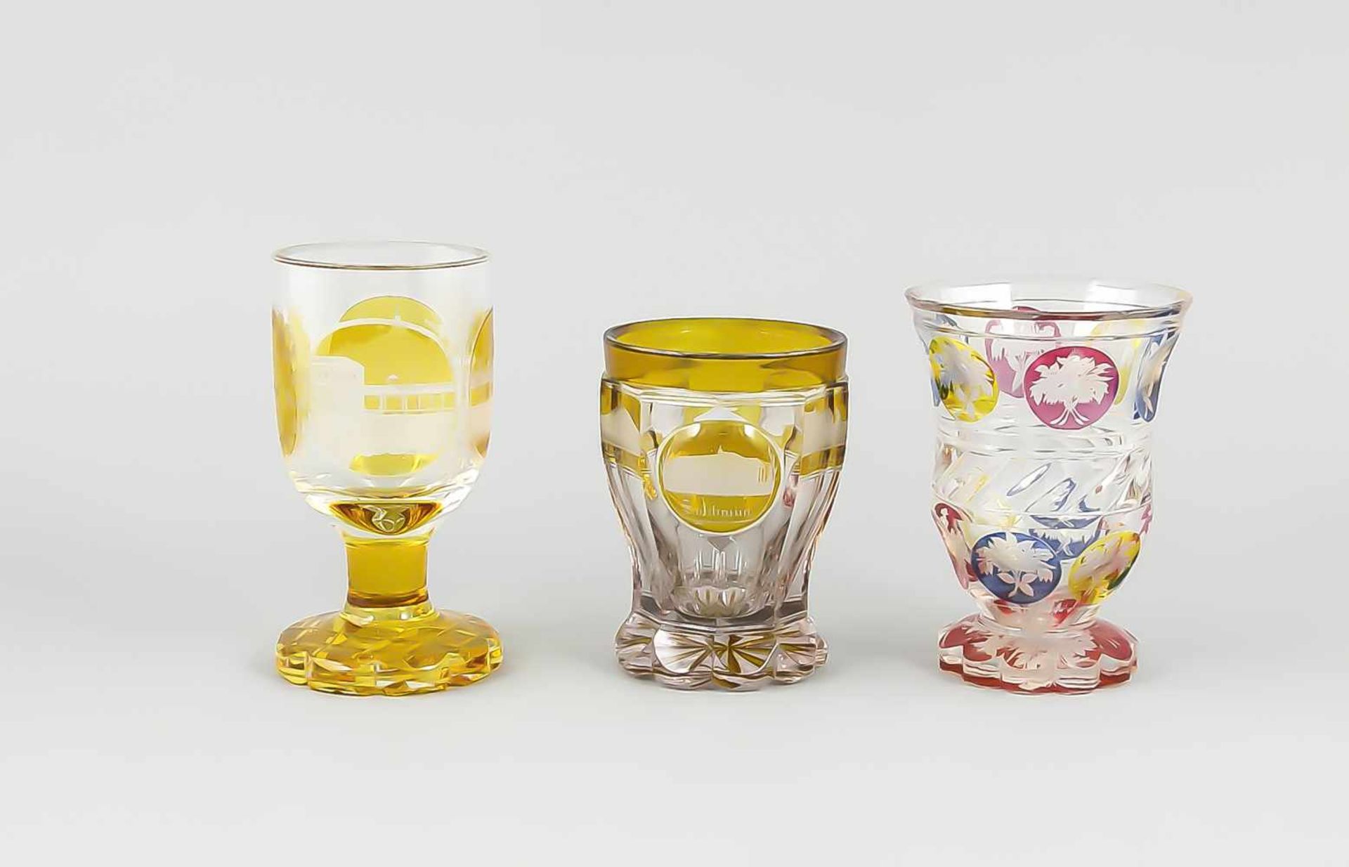 Drei Andenkengläser, um 1900, jeweils auf blütenförmigem Fuß, jeweils klares Glas mitSchliffdekor,