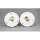 Zwei Tortenplatten, Meissen, um 1980, 1. W., polychrome Blumenmalerei, Dekor Blume 3 mitGoldrand,