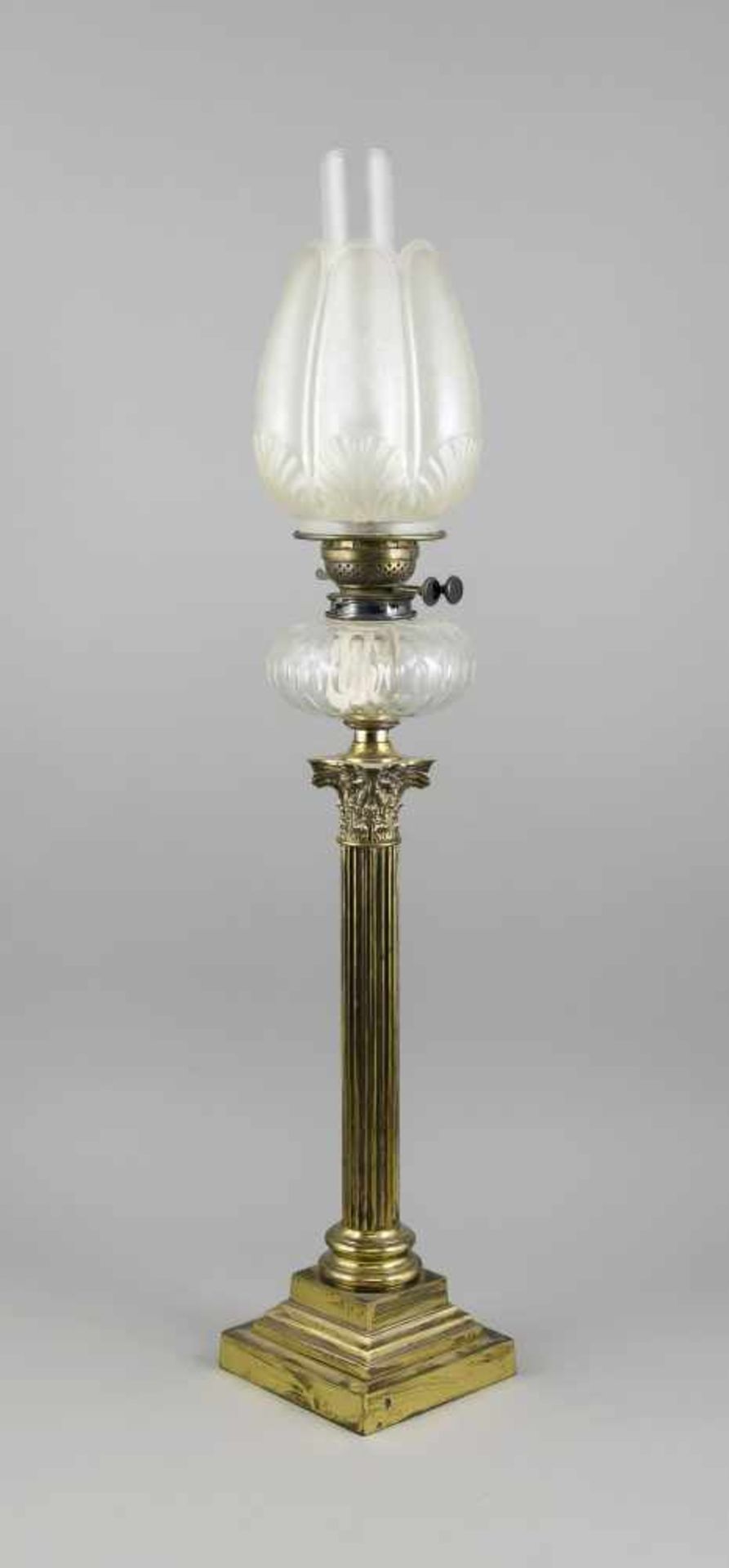 Große Petroleumlampe, wohl England, um 1900, bez. "Hinks & Sons", mehrstufiger,quadratischer