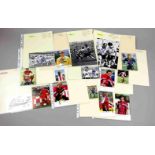 Großes Konvolut Autogrammkarten, Sammelbilder und Fotos von zahlreichen Fußballspielern,u. a. Oliver