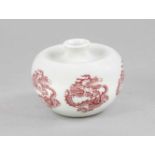 Apfelförmige Vase/Pinselwascher, China, wohl 19./20. Jh. Umlaufender Drachen-Dekor inKupfer-Rot