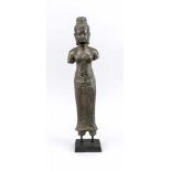 Große Bronzefigur im Khmer-Stil, Mitte 20. Jh., Darstellung einer Frau mit hochgestecktenHaaren