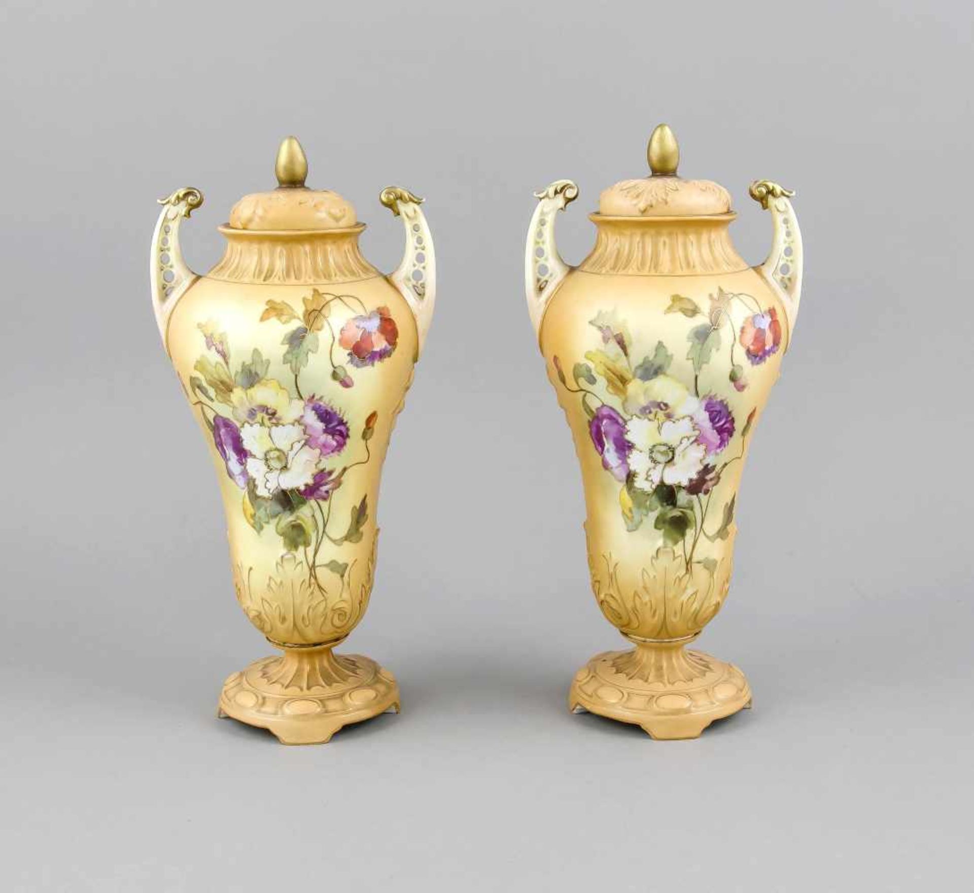 Paar Victorianische Deckelvasen, England, 19. Jh., Becherform mit hochgezogenen Henkeln,