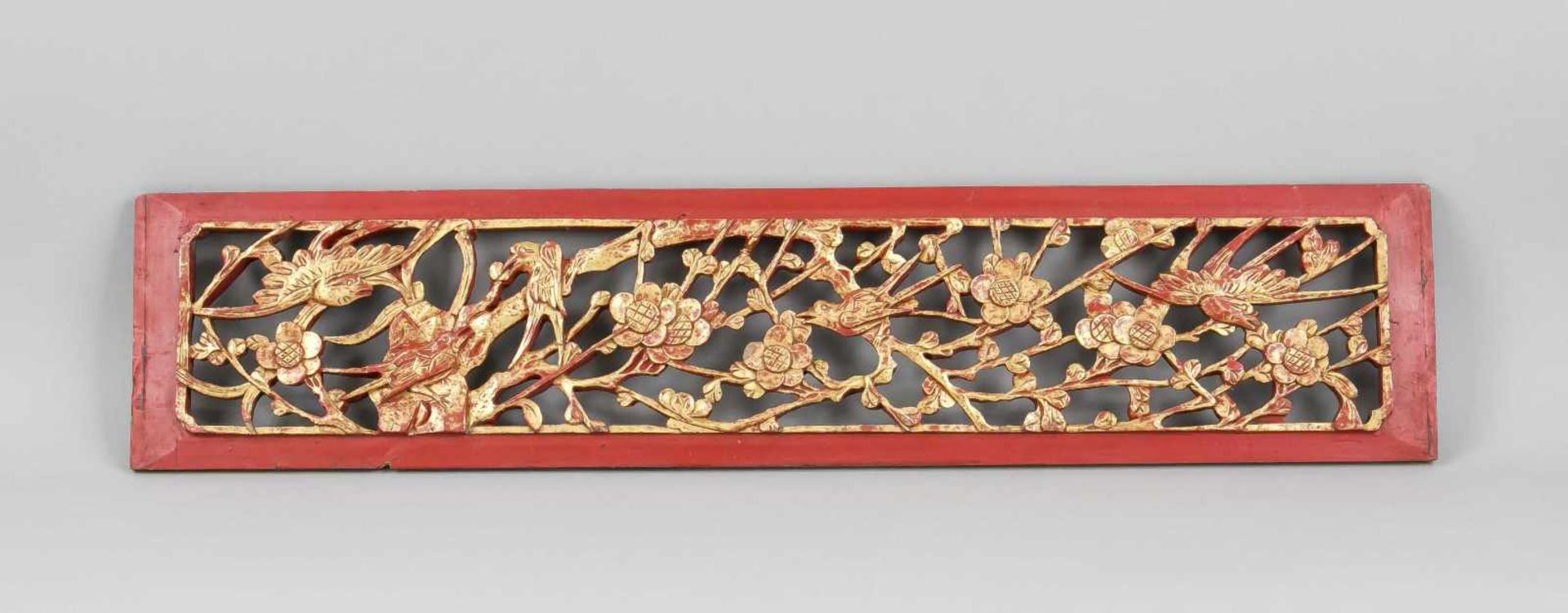 Geschnitztes Holzpaneel, China, 1. H. 20. Jh. Durchbrochen gearbeitete, vollplastischeSchnitzerei