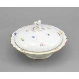 Runde Deckelterrine, Meissen, Marke nach 1934, 1. W., Form Neuer Ausschnitt, polychromeMalerei,