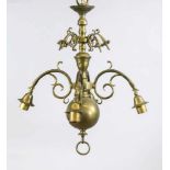 Messinglampe, 19. Jh. Balusterschaft, 4 Ranken-Leuchterarme, als Abschluss große Kugel mitRing,