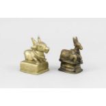 2 Nandis (heilige Stiere, Reittiere Shivas), Indien, 1 x 19., 1 x 20. Jh., Gelbguss.Jeweils auf