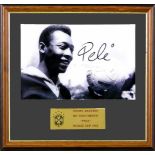 Pele, Foto, World Cup 1958, u. Pp., hinter Glas, ger., Gesamtmaße 36,5 x 39 cm, mit gedrucktem