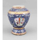 Dekorative Vase, China, Republikzeit, Korpus unterteilt in 4 Reserven mit figürlichen undvegetabilen