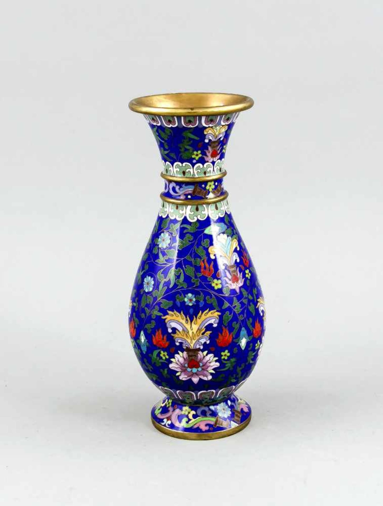 Cloisonné-Vase, China, 20. Jh., Flaschenvase mit Trompetenhals, am Hals mit 2 erhabenenRingen,