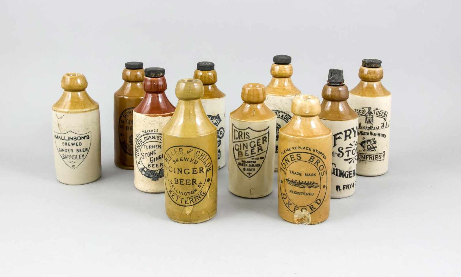 10 Gingerbeer Bottles, England, um 1900, Steinzeug mit Glasur, unterschiedliche Marken,manche mit