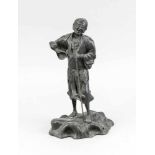 Figur eines Mannes mit Stock, Asien, 19./20. Jh., Zinnguss mit dunkler Patina, Mann imeinfachen