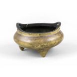 Weihrauchbrenner, China, 20. Jh., Bronze. Runde Form auf drei Füßen, aus dem Lippenrandentwickelte
