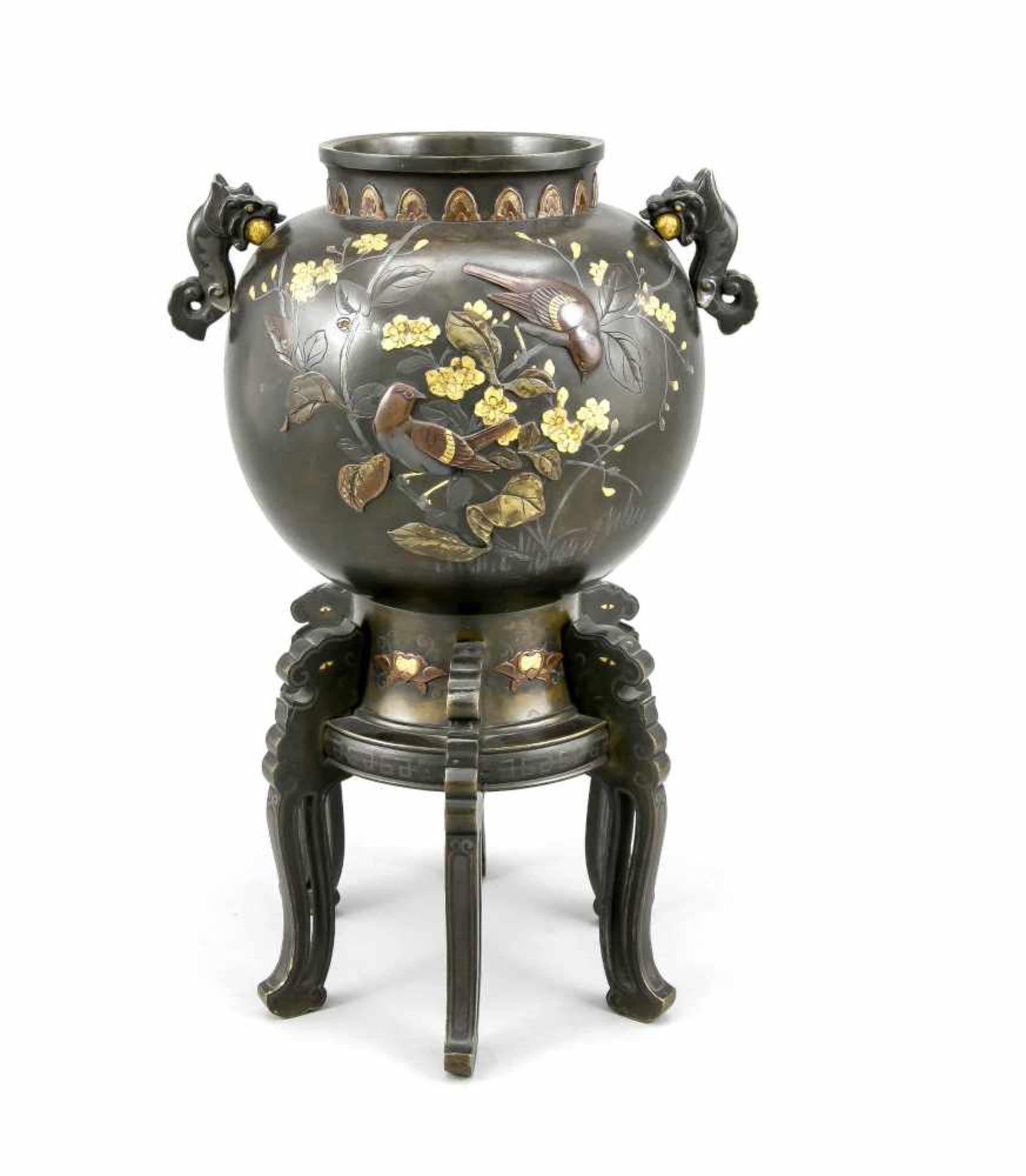 Vase, Japan, um 1900, dunkel patinierte Bronze und Goldtauschierung. Kugelig-geschulterteForm auf