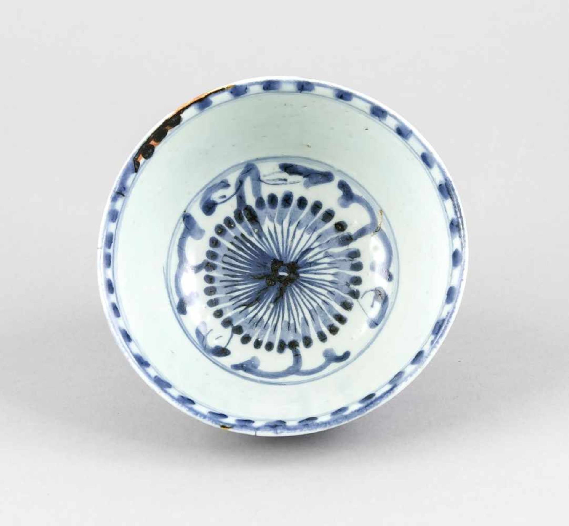 Blau-weiße Schale, China, wohl Ming/Qing-zeitlich, Spiegel und Außenwandung mitBlütenranken-Dekor in