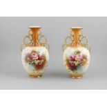 Paar Vasen, England, um 1900, Keramik, nach unten gebauchte Form, stark durchbrocheneHenkel in Gold,