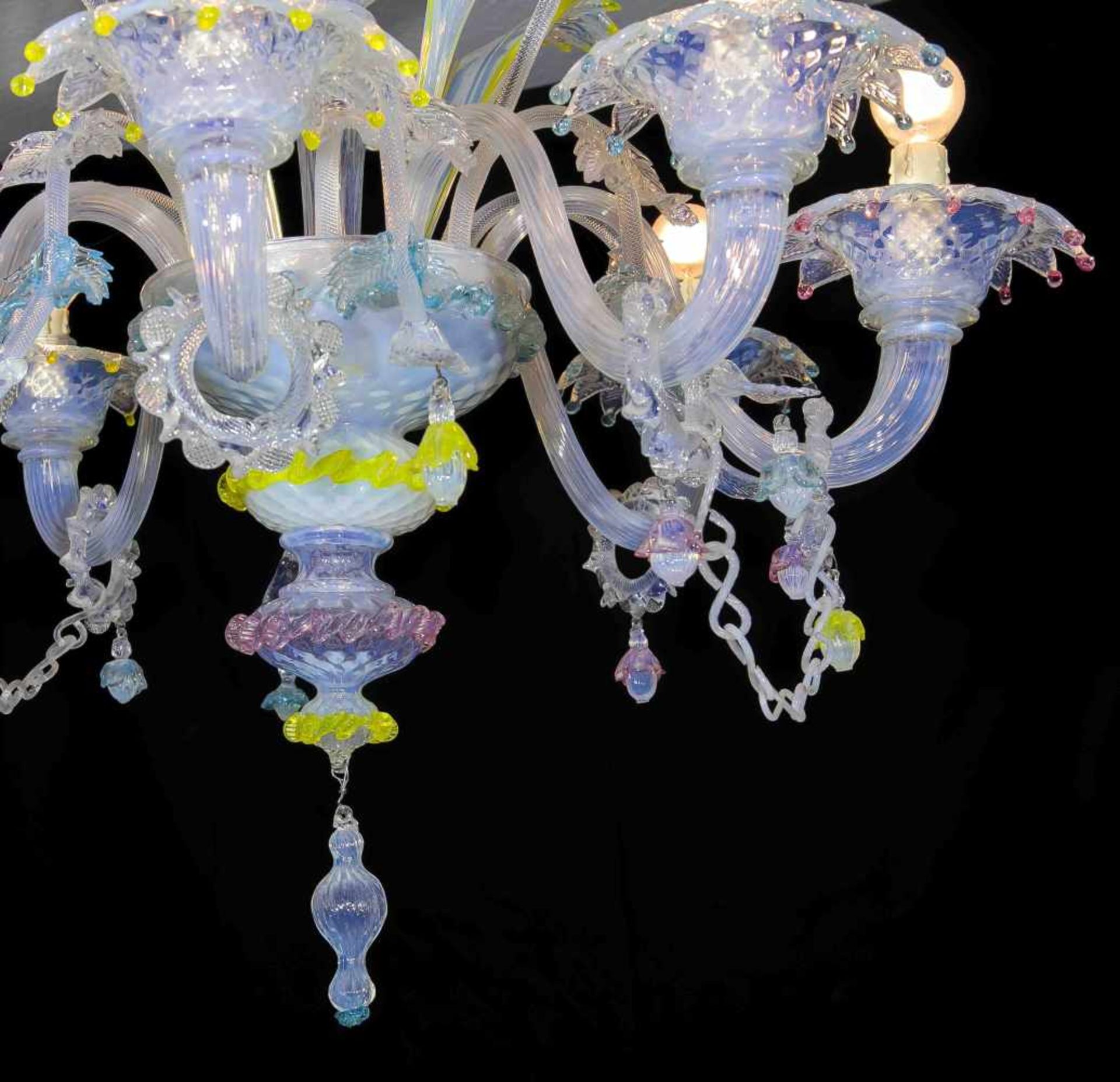 Murano-Deckenlampe, Italien, 2. H. 20. Jh., elektr., 6-flg., Opalglas, tlw. abgesetzt mitfarbigen - Image 2 of 2