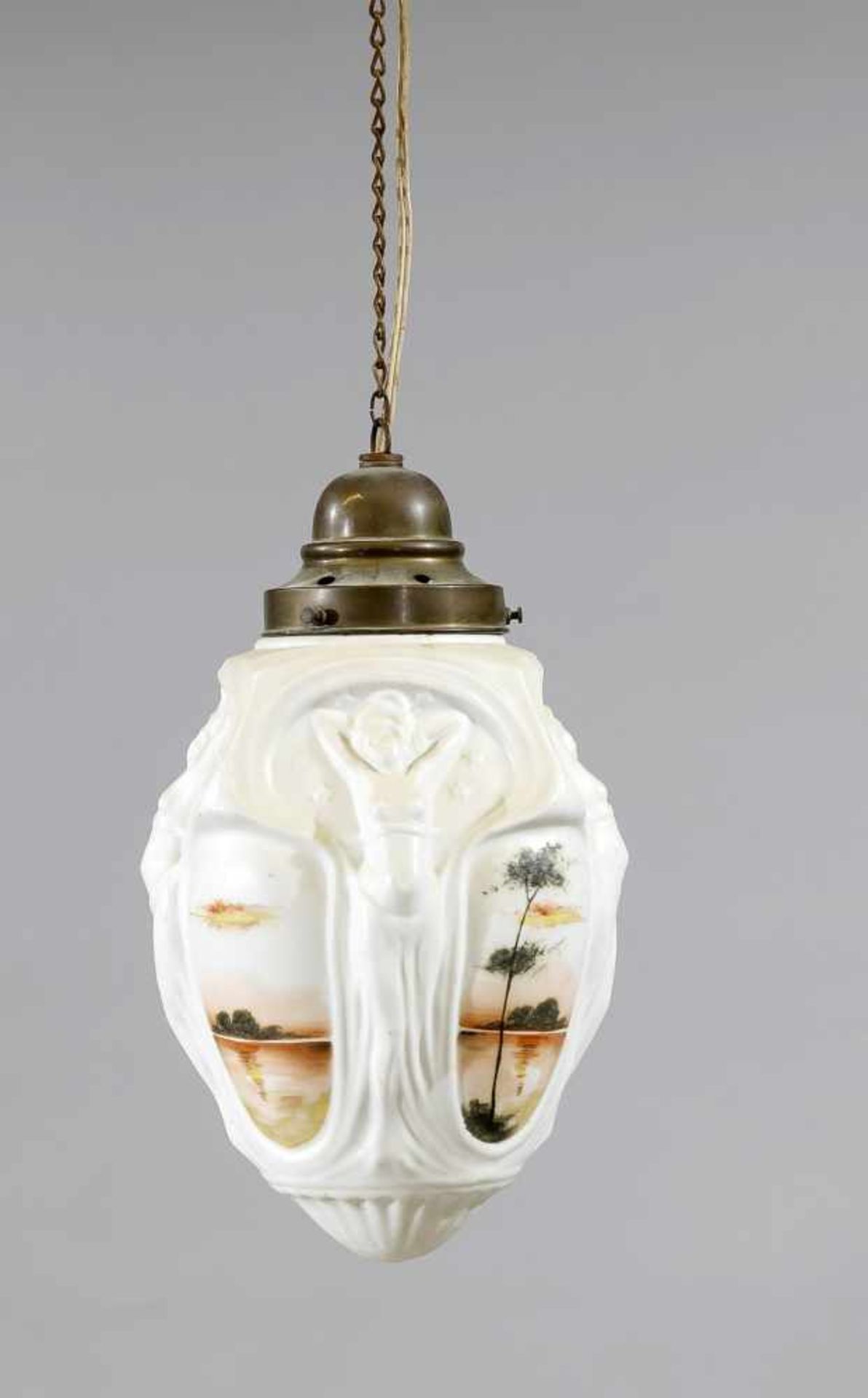 Jugendstil-Deckenlampe, Anfang 20. Jh., vierpassiger Milchglas-Lampenschirm mit sichräkelnden