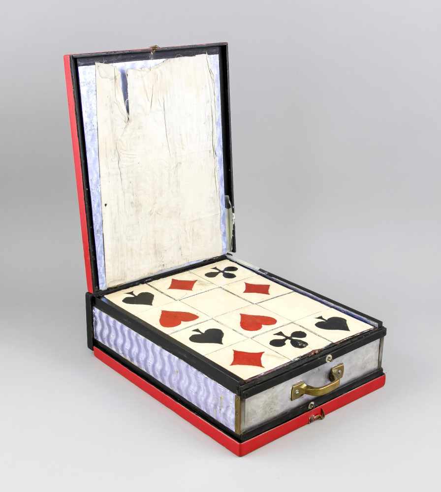Würfeltrick, farbig gefasste Holzbox, an beiden Seiten zu öffnen, mit 12 gefasstenHolzwürfeln innen, - Image 2 of 4