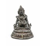 Kleine Tara mit Kind auf dem Schoß, wohl Tibet, 19./20. Jh., Bronze mit dunkler Patina,Bodenplatte