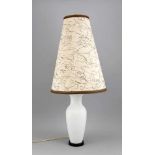 Große Tischlampe KPM Berlin, 20. Jh., Vase Form Drache, weiß, umgearbeitet als Lampenfuß,H. 39 cm,