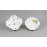 Zwei Kartoffelschalen, Meissen, polychrom bemalt, Schale mit Streublumen, Marke 1850-1924,1. W.,