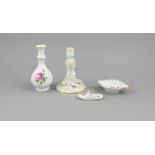 Vier Zierteile, Meissen, nach 1950, 1. W., polychrom bemalt, Dekor Rote Rose,ziervergoldet,