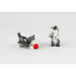 Zwei Katzen, Goebel, Oeslau, Ende 20. Jh., Keramik, grau staffiert, Katze mit Ballspielend, L. 8 cm,