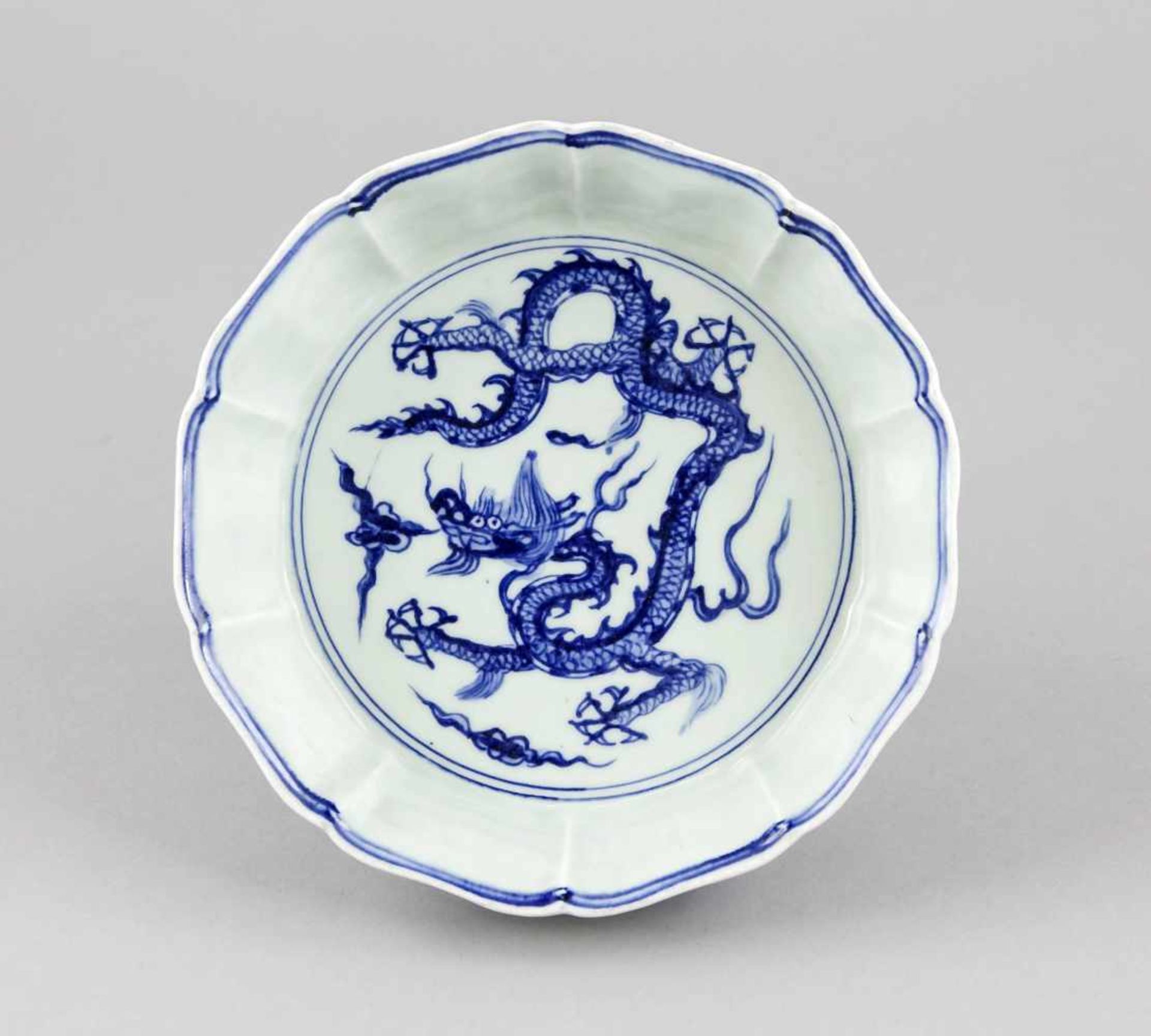 Blau-weiße Drachenschale, China, wohl 20. Jh., 10-fach gelappte Wandung in Blütenform,Spiegel und