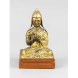 Tsongkhapa (Buddhistischer Reformator des 14./15. Jh.), Bronze/Messing auf Holzkern. ImPadmasana auf