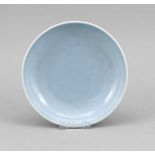 Kleiner Teller, China, wohl 18. Jh. Mit hellblauer monochromer Glasur, QianlongSiegel-Marke in
