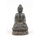 Buddha, China, wohl Ming-zeitlich, 16.-17. Jh., Bronzeguss mit Resten einerFeuervergoldung, dunkle