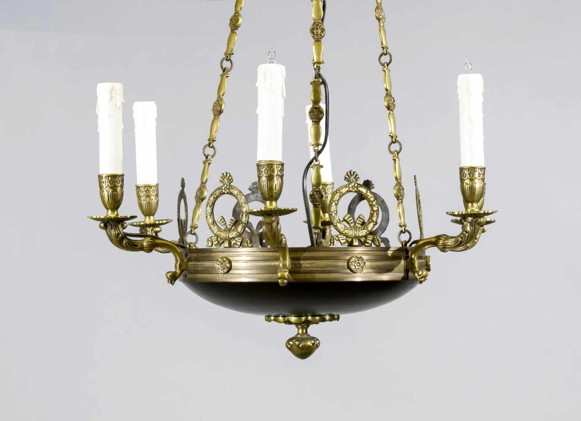 Deckenlampe in Schinkel-Manier, 19. Jh., Messing, runder Lampenschirm an 4 Ketten, 6Leuchterarme mit