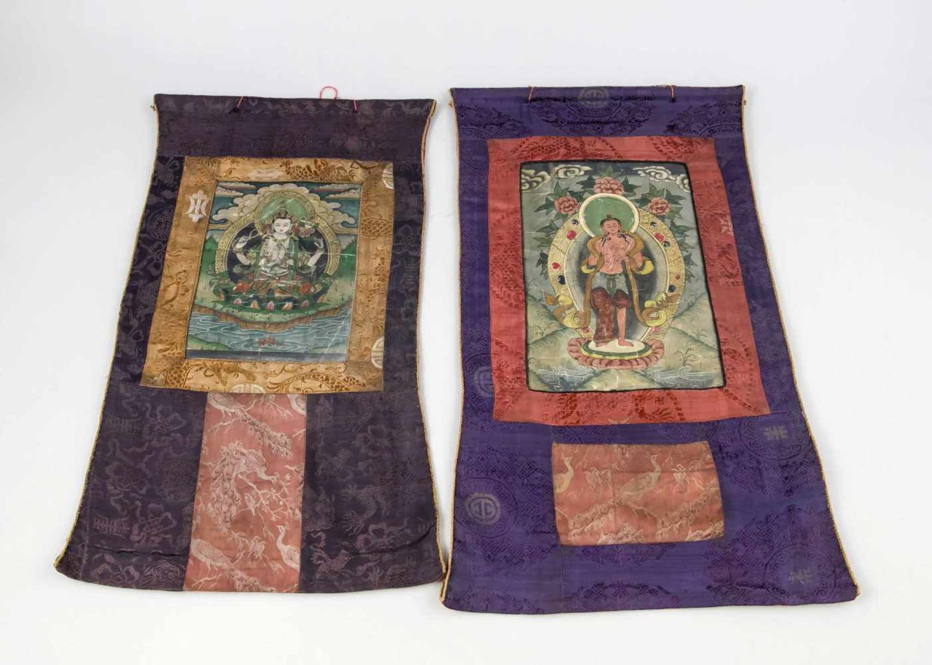 2 kleine Thangka, wohl Tibet, 1. H. 20. Jh., polychrome Pigmente und Goldstaffur aufLeinen von