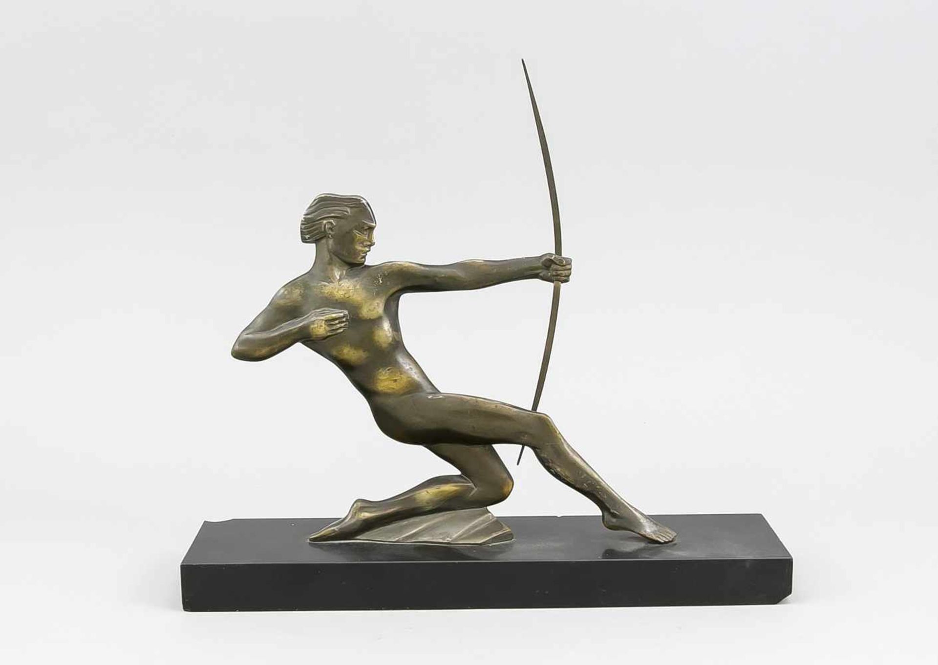 P. Berjean, Bogenschütze, Bronze, Frankreich, um 1930, abgeflachte, stilisierte Figur auspatinierter