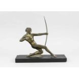 P. Berjean, Bogenschütze, Bronze, Frankreich, um 1930, abgeflachte, stilisierte Figur auspatinierter